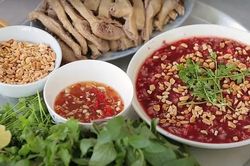 Ăn tiết canh giải nhiệt, người phụ nữ U60 bị sán lợn tấn công