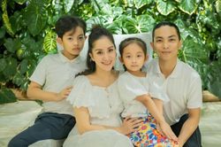 Hai con Khánh Thi - Phan Hiển bộc lộ năng khiếu giống hệt bố mẹ trong lúc ăn sáng