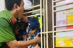 Cảnh sát giải cứu người phụ nữ mắc kẹt giữa khe hở 2 căn nhà