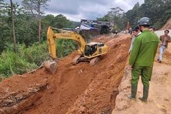 Sập taluy dự án mở rộng đèo Prenn Đà Lạt làm 2 người thương vong