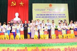 Nghệ An: Trao tặng học bổng cho 200 học sinh có hoàn cảnh khó khăn
