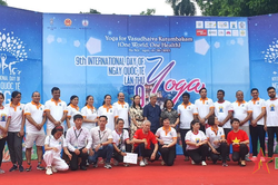 Hơn 1.000 người tham gia Ngày Quốc tế yoga lần thứ 9