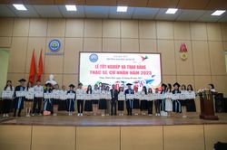 Trường ĐH Kinh tế Huế trao bằng cho hơn 400 tân thạc sĩ, cử nhân