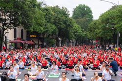 Hơn 1.000 người hưởng ứng Festival chào mừng ngày Quốc tế Yoga