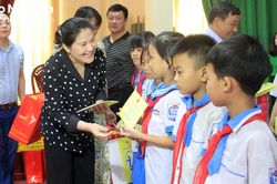Thứ trưởng Bộ Lao động - Thương binh và Xã hội trao tặng học bổng cho 200 học sinh Nghệ An