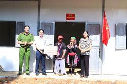 Dựng nhà mới cho vợ chồng người Mông hơn 100 tuổi thuộc diện hộ nghèo