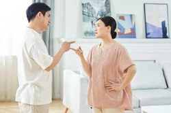 Nhìn cách chồng dạy con mà tôi vừa giận vừa lo