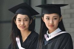 Dự lễ tốt nghiệp, nữ sinh dẫn theo một nhân vật đặc biệt khiến nhiều người tranh cãi