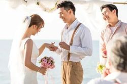 Đám cưới bạn gái cũ, chồng tôi ôm chặt cô dâu khiến chú rể nóng mặt