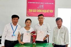 UBND xã Ô Long Vĩ tổ chức trao Giấy chứng nhận kết hôn cho các đôi nam, nữ
