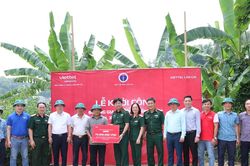 Sở Y tế Lào Cai và Tổng Công ty mạng lưới Viettel, Chi nhánh Viettel Lào Cai tặng quà xã xây dựng nông thôn mới
