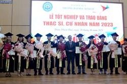 Trường đại học Kinh tế trao bằng cho 96 tân thạc sĩ và 353 tân cử nhân