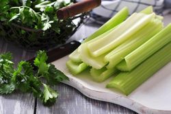 Cần tây hạ huyết áp, chống ung thư nhưng nhiều người ăn sai cách