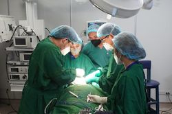 Người đàn ông bị mấu nhọn trên hàng rào sắt cắm 4 cm vào hộp sọ