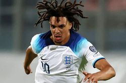 Alexander-Arnold đá tiền vệ, Southgate định học Pep?