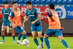 Công Phượng, Văn Toàn 'ghi điểm' với HLV Troussier