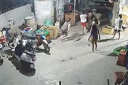 Nam thanh niên xông vào ki-ốt đánh thiếu nữ 16 tuổi nhập viện