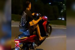 Khởi tố nhóm thanh, thiếu niên bốc đầu xe máy ở Hà Nội