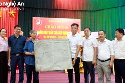 Báo Nghệ An tiếp nhận bản kẽm in thời kỳ 1995 từ nhà sưu tầm Đào Tam Tỉnh