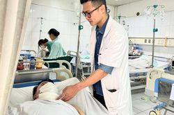 Vấp ngã, người đàn ông bị xà beng đâm xuyên cổ