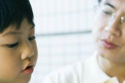 Sau khi bị đánh mắng, nếu con có 3 phản ứng bất thường sau thì cha mẹ phải cẩn thận