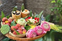 Thị trường Tết Đoan Ngọ sôi động, mâm cúng đặt trước cả tuần vẫn 'cháy hàng'