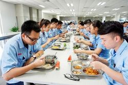 Cung cấp dinh dưỡng bữa ăn ca cho công nhân