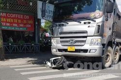 Xe ben ôm cua cán chết người đi xe máy ở TPHCM