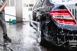 Những điều không nên làm khi tự rửa ô tô tại nhà chủ xe cần biết