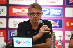 HLV Troussier: Đội tuyển Việt Nam phải vượt khỏi tầm Đông Nam Á