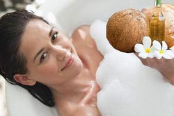 Mách bạn 5 cách làm đẹp bằng dầu dừa đơn giản