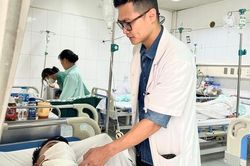Nam bệnh nhân đến bệnh viện cấp cứu cùng thanh xà beng 90cm đâm xuyên vào vùng cổ