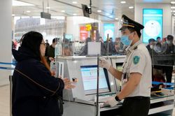 Sử dụng giấy tờ giả đi tàu bay, một nữ hành khách bị cấm bay 12 tháng