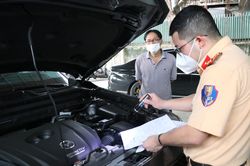 Xe được gia hạn đăng kiểm, chưa nộp phí sử dụng đường bộ có bị CSGT xử phạt?