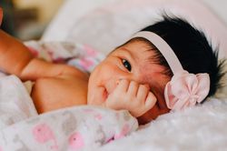 Cách chăm sóc, bảo vệ da trẻ khi đi du lịch hè