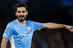 Man City nên giữ chân Gundogan để dìu dắt lớp đàn em