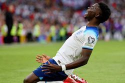 Bukayo Saka gây sốt với hat-trick đầu tiên trong sự nghiệp, ĐT Anh thắng với tỷ số khó tin