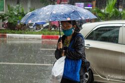 Thời tiết Hà Nội 10 ngày tới: Nắng nóng gián đoạn, cuối tuần mưa to dịu mát