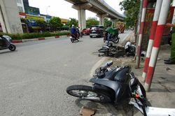Hà Nội: Hai xe máy tông nhau rất mạnh, 3 người văng ra bị thương nặng