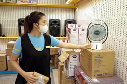 Quạt tích điện 'cháy hàng' vì người dân lo mất điện