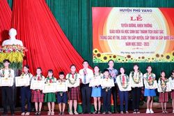 Phú Vang tặng giấy khen cho 165 học sinh đoạt giải trong các kỳ thi học sinh giỏi cấp Quốc gia, cấp tỉnh