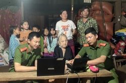 Bám bản vùng cao, quyết tâm về đích cấp căn cước công dân