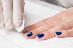 Loại bỏ sơn móng tay dễ dàng với những thứ có sẵn trong nhà