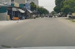 Sang đường kiểu 'cảm tử', lái xe máy gặp tai họa