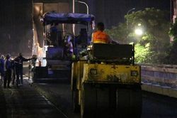 Công nhân hối hả trải thảm bê tông nhựa cầu vượt chữ C ngay trong đêm