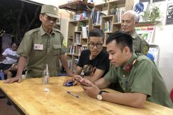 Công an Hà Nội đến tận nhà dân hướng dẫn kích hoạt VNeID