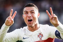 Ronaldo phấn khích khi ghi bàn thắng để đời