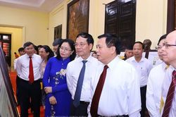 Triển lãm 'Hành trình theo dấu chân Bác Hồ qua sưu tập tem và bưu ảnh'
