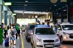 Xử lý nạn taxi 'dù' tại sân bay Tân Sơn Nhất