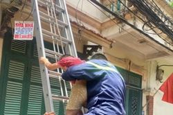 Kịp thời giải cứu cháu bé mắc kẹt tại tầng 2 ở Hà Nội